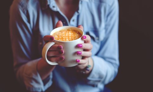 Rituál kávy: Proč se z obyčejného šálku stal životní styl?